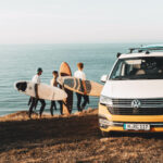 jeunes surfeurs en bretagne. Roadtrip